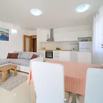 Anja Apartman *